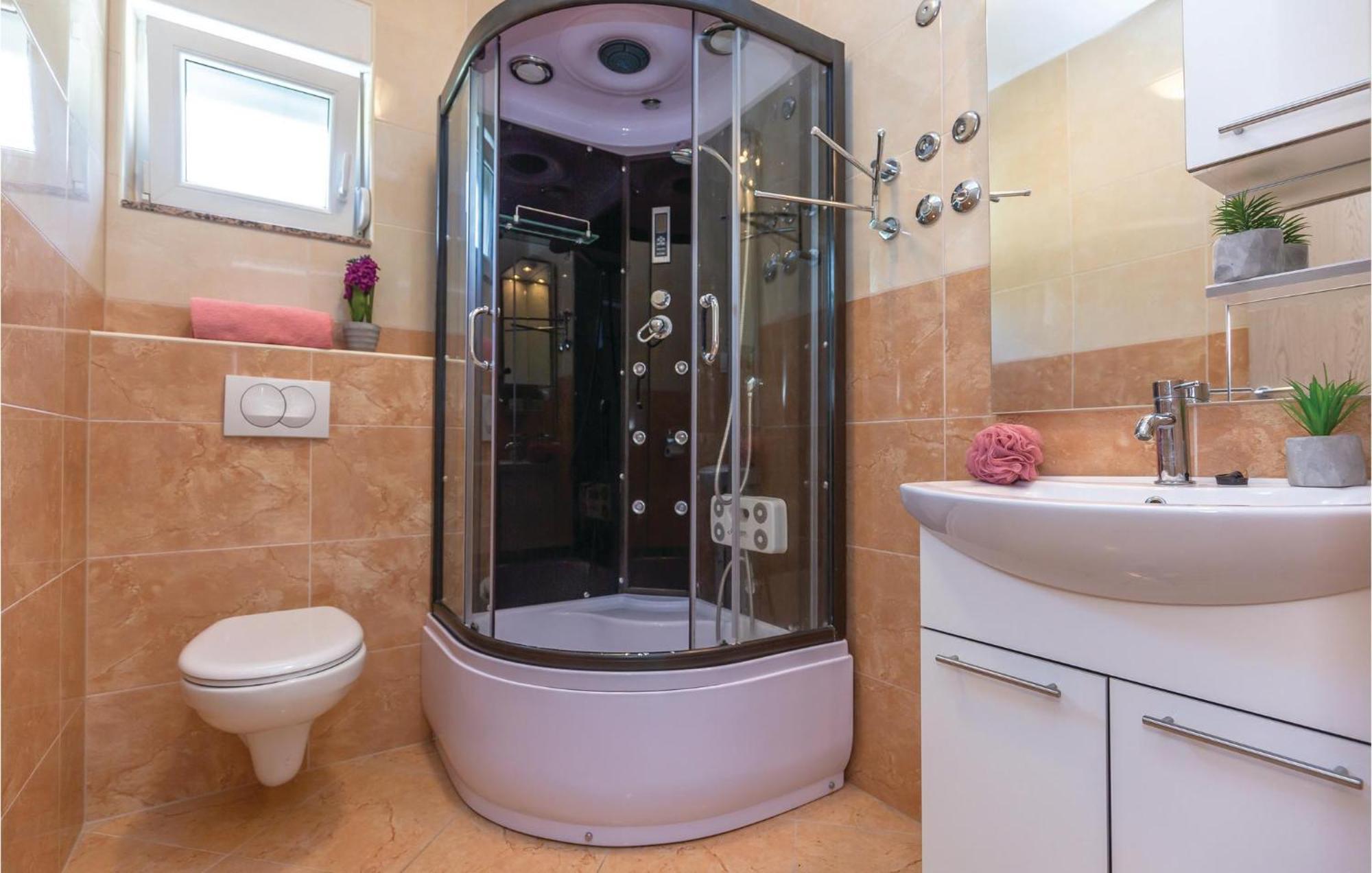 Awesome Apartment In Krvavica With Kitchen מראה חיצוני תמונה